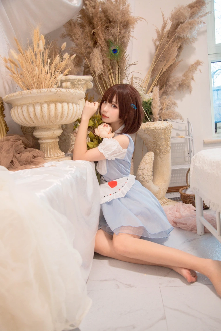 花柒Hana《爱丽丝》主题写真：9张全套美图
