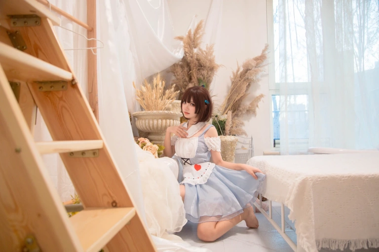 花柒Hana《爱丽丝》主题写真：9张全套美图