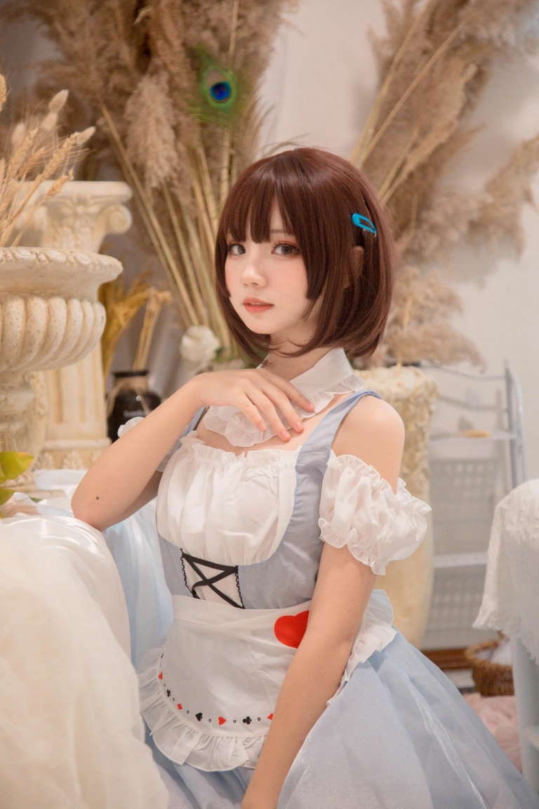 花柒Hana《爱丽丝》主题写真：9张全套美图