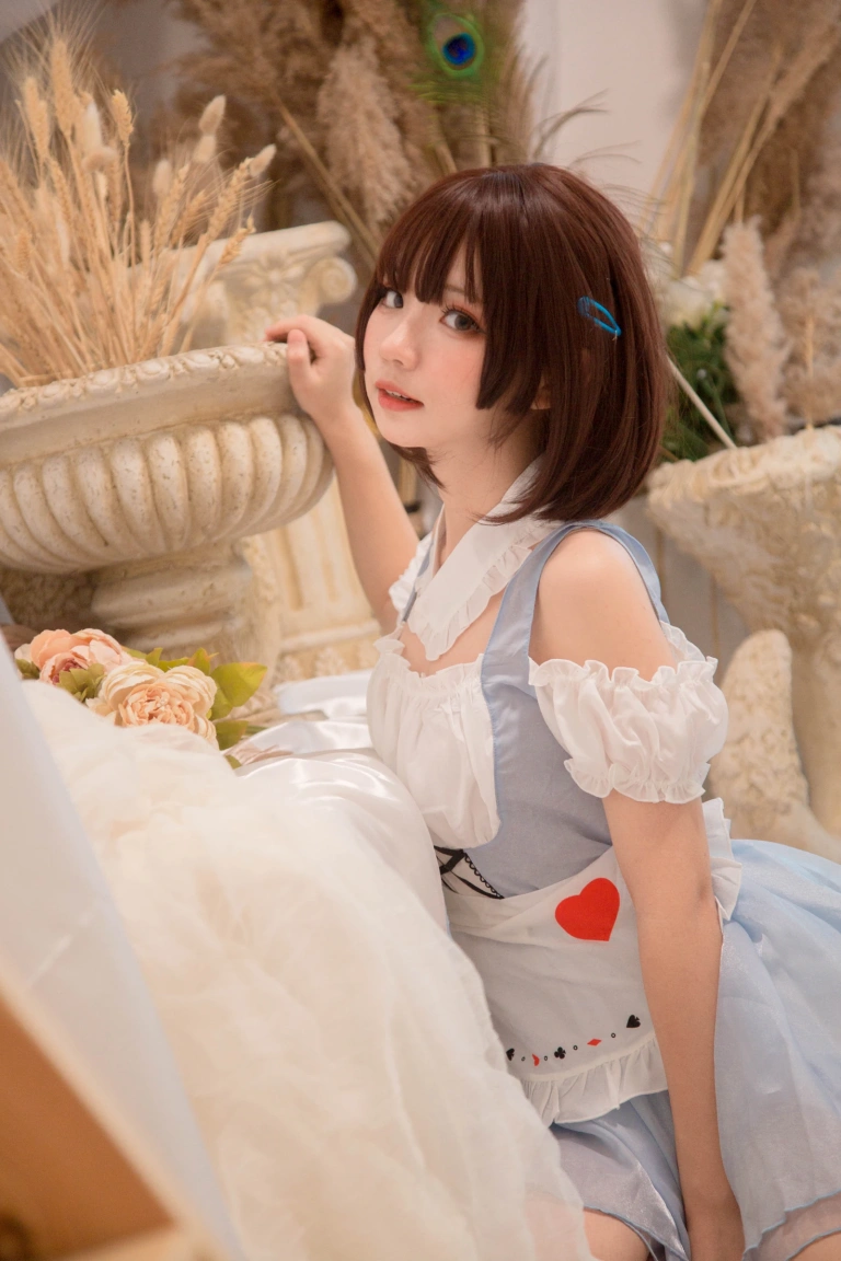花柒Hana《爱丽丝》主题写真：9张全套美图