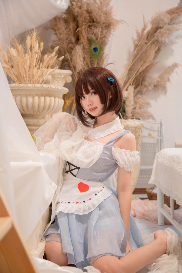 花柒Hana《爱丽丝》主题写真：9张全套美图