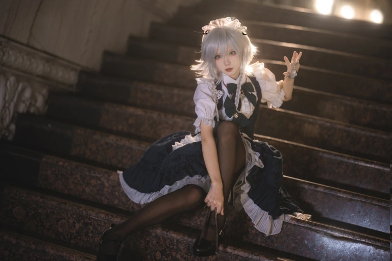 花柒Hana《星雨咲夜女仆》主题写真：9张全套美图