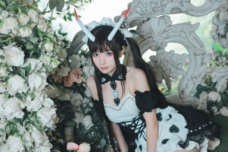 花柒Hana《能代女仆》主题写真：21张全套美图