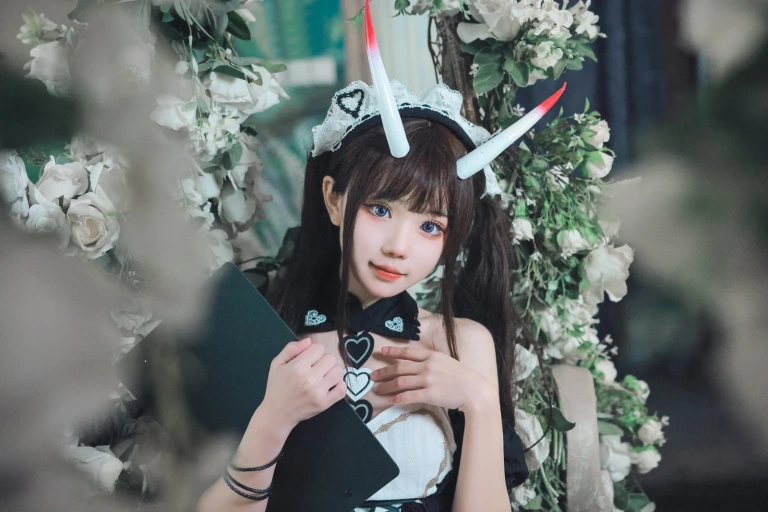 花柒Hana《能代女仆》主题写真：21张全套美图