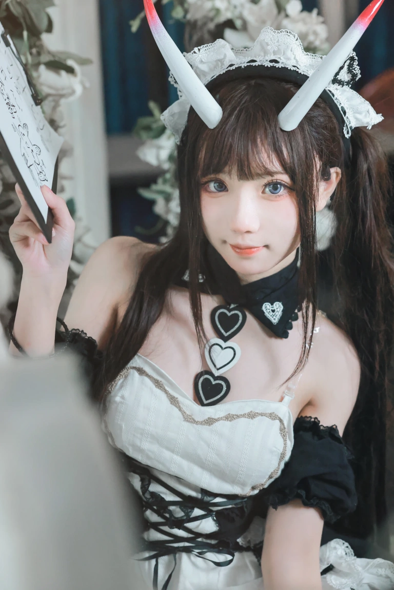 花柒Hana《能代女仆》主题写真：21张全套美图