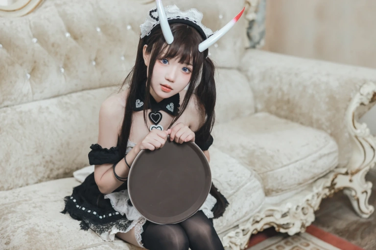 花柒Hana《能代女仆》主题写真：21张全套美图