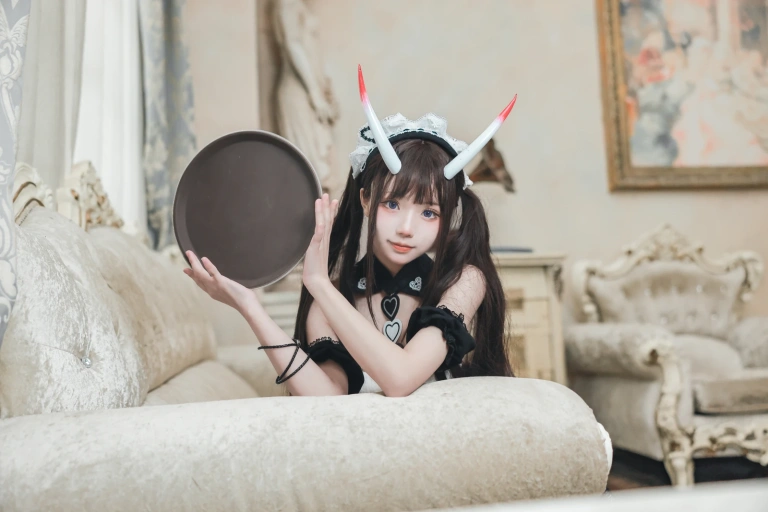 花柒Hana《能代女仆》主题写真：21张全套美图