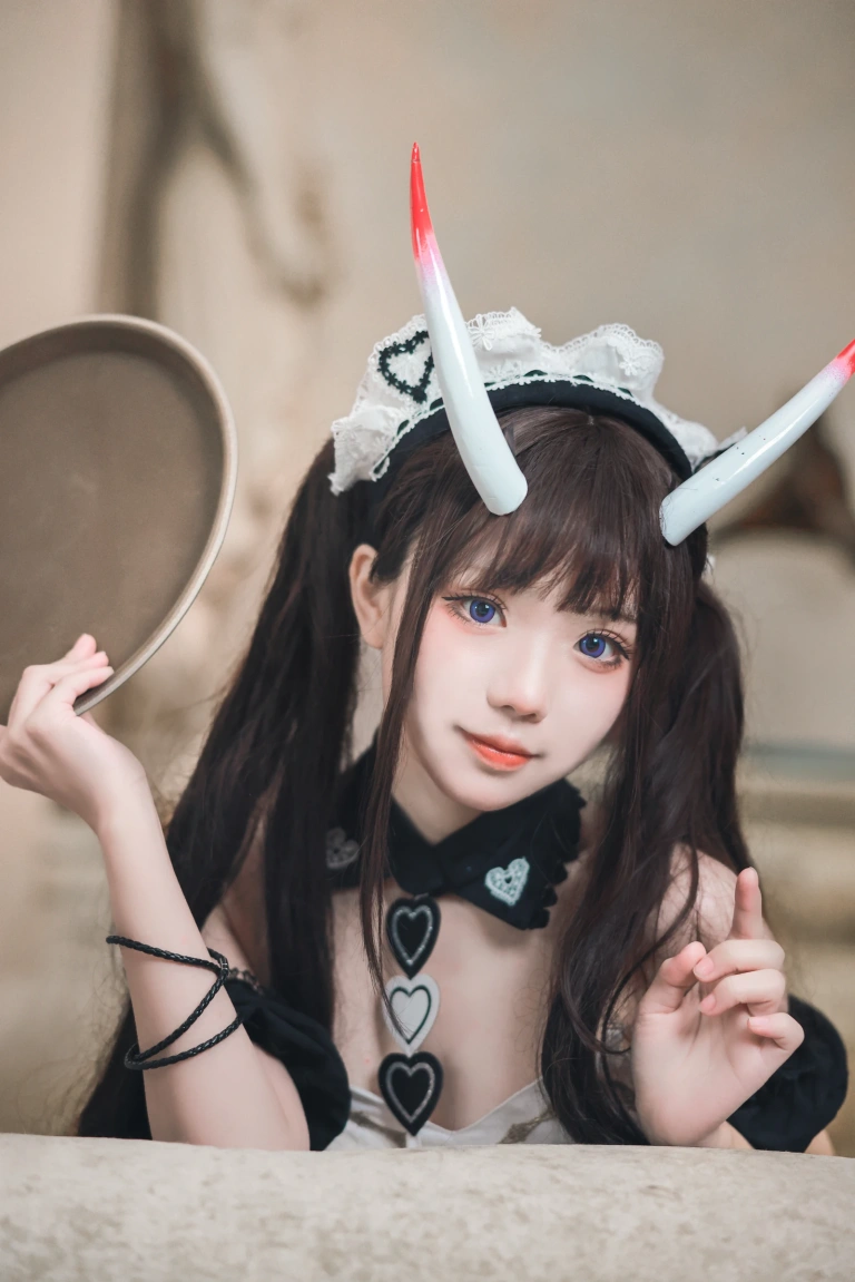 花柒Hana《能代女仆》主题写真：21张全套美图