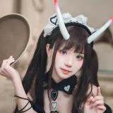花柒Hana《能代女仆》主题写真：21张全套美图