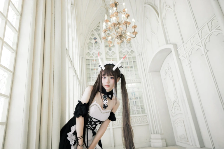 花柒Hana《能代女仆》主题写真：21张全套美图