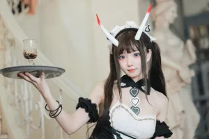 花柒Hana《能代女仆》主题写真：21张全套美图