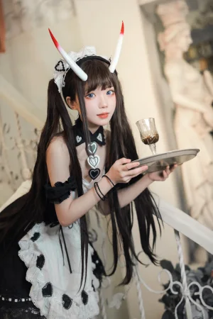 花柒Hana《能代女仆》主题写真：21张全套美图