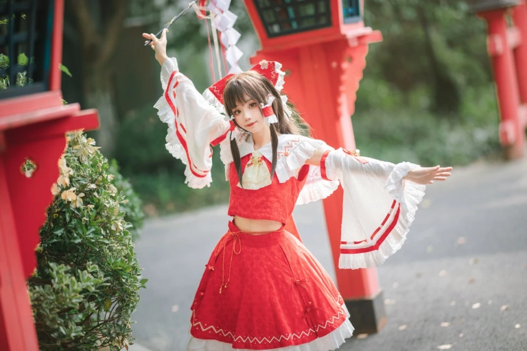 花柒Hana《森森仙短款灵梦》主题写真：15张全套美图