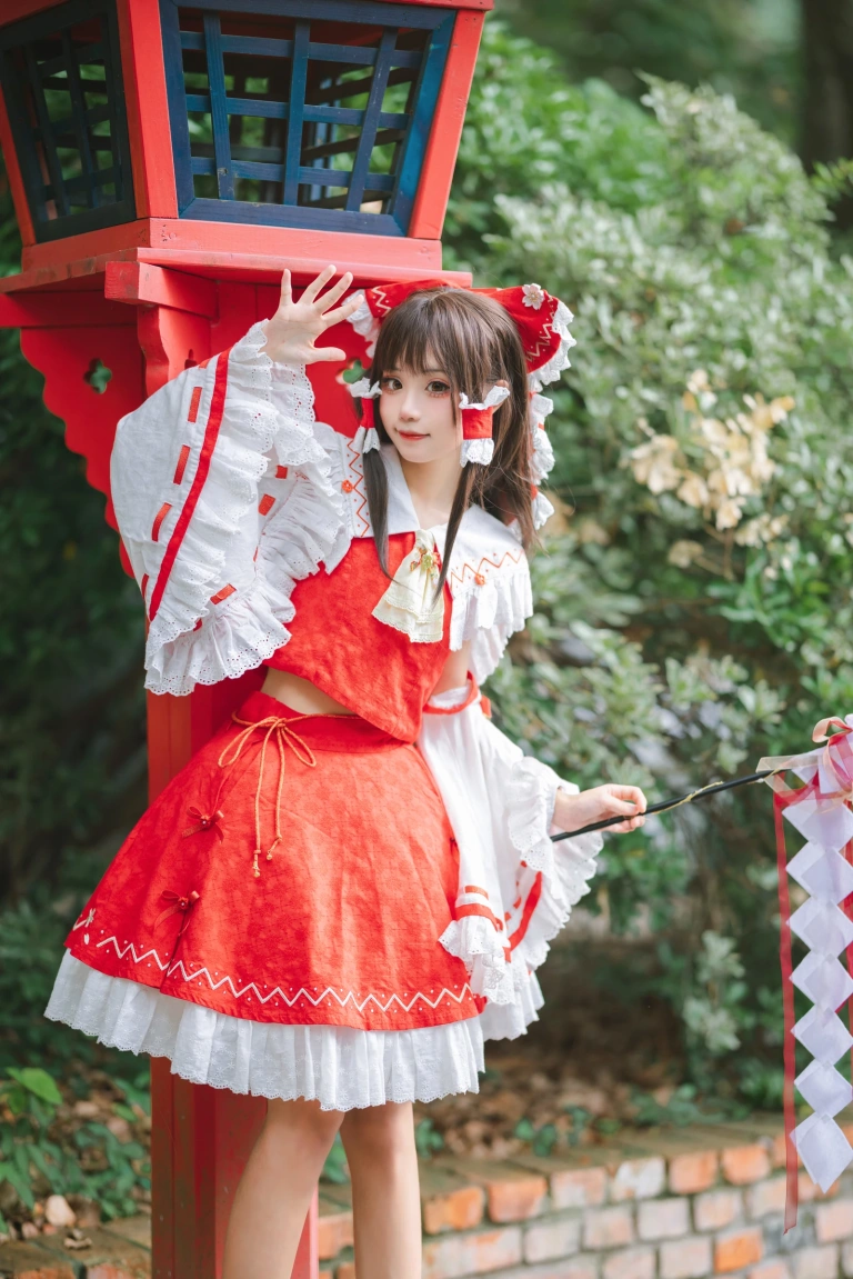 花柒Hana《森森仙短款灵梦》主题写真：15张全套美图