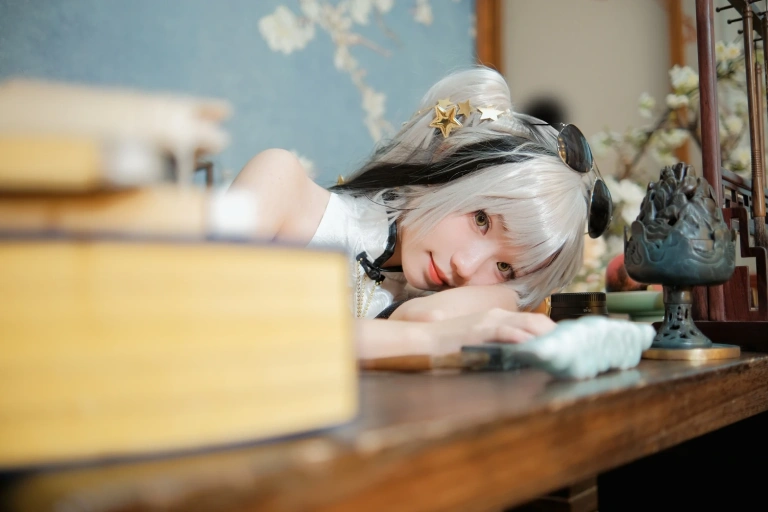 花柒Hana《食铁兽音律联觉》主题写真：22张全套美图