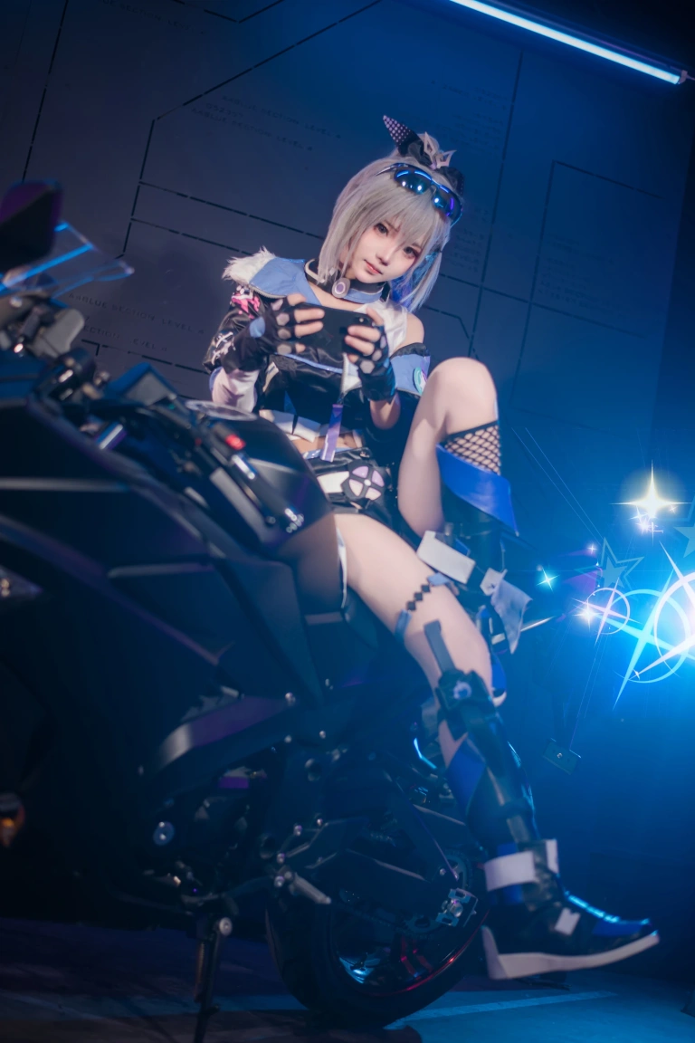 花柒Hana《崩坏 星穹铁道 银狼》主题写真：17张全套美图