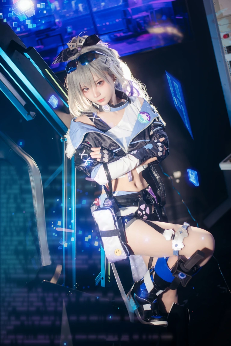 花柒Hana《崩坏 星穹铁道 银狼》主题写真：17张全套美图