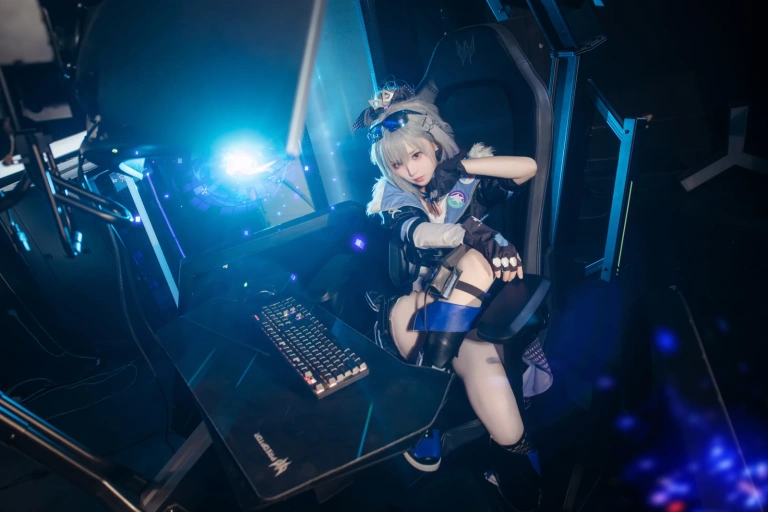 花柒Hana《崩坏 星穹铁道 银狼》主题写真：17张全套美图