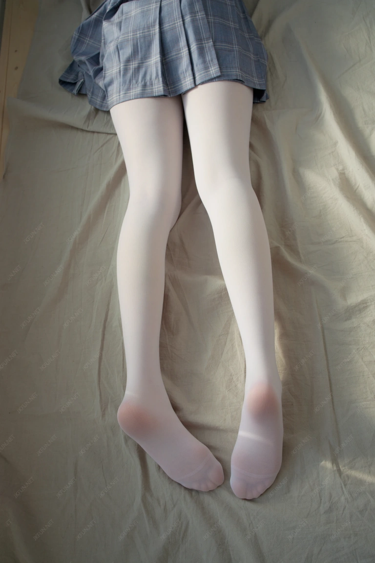 森萝财团《JKFUN-002 《踩蛋糕》 Aika》主题写真：230张全套美图，含1个视频