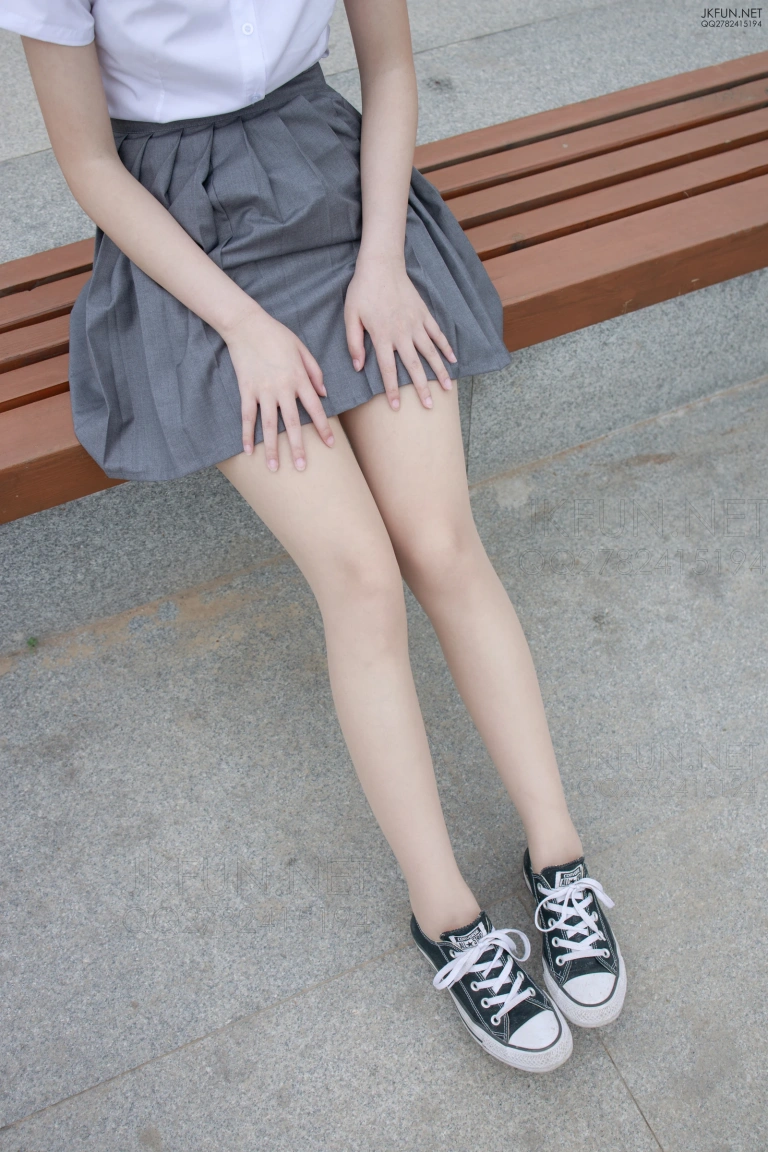 森萝财团《JKFUN-005 10D肉丝 踩物 卉子》主题写真：116张全套美图，含1个视频