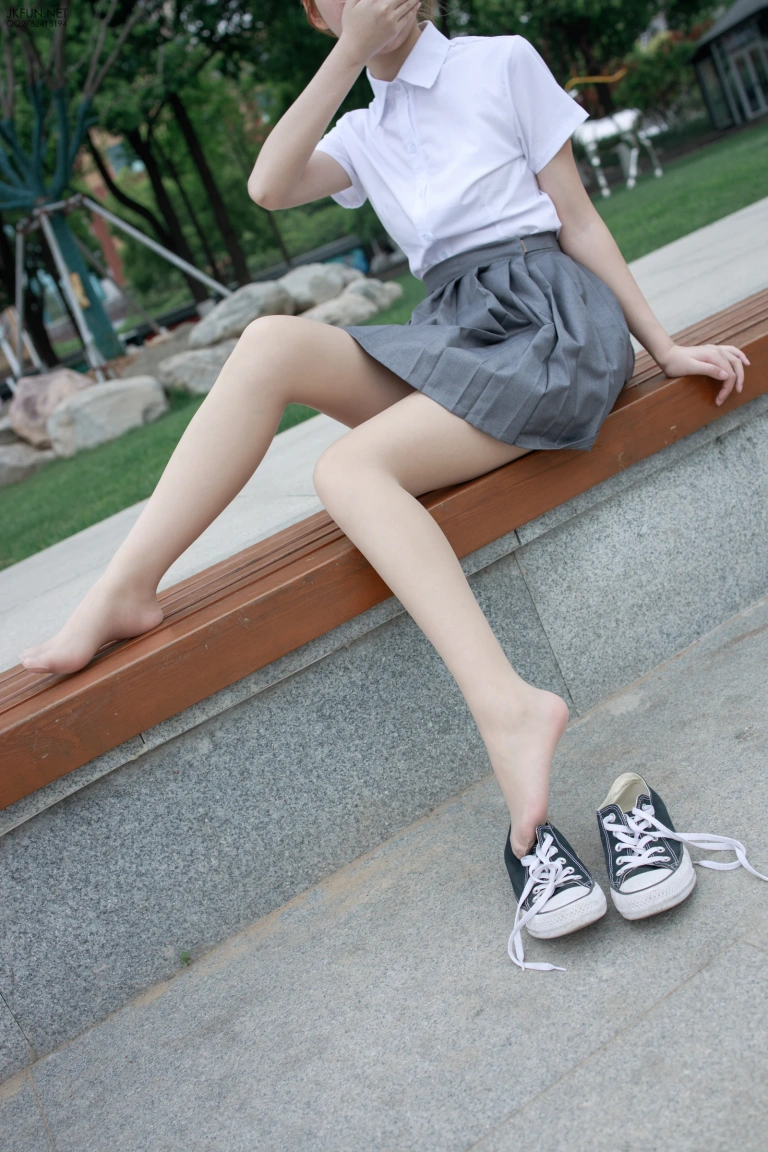 森萝财团《JKFUN-005 10D肉丝 踩物 卉子》主题写真：116张全套美图，含1个视频