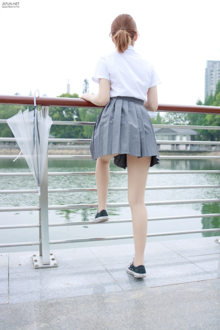 森萝财团《JKFUN-005 10D肉丝 踩物 卉子》主题写真：116张全套美图，含1个视频