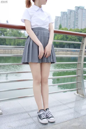 森萝财团《JKFUN-005 10D肉丝 踩物 卉子》主题写真：116张全套美图，含1个视频