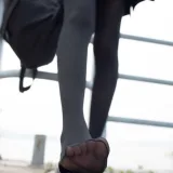 森萝财团《JKFUN-006 80D黑丝 户外水边 Aika》主题写真：140张全套美图，含1个视频