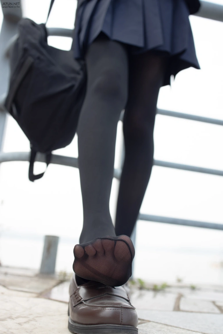 森萝财团《JKFUN-006 80D黑丝 户外水边 Aika》主题写真：140张全套美图，含1个视频