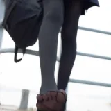 森萝财团《JKFUN-006 80D黑丝 户外水边 Aika》主题写真：140张全套美图，含1个视频