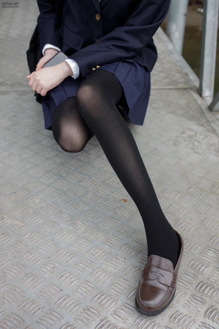森萝财团《JKFUN-006 80D黑丝 户外水边 Aika》主题写真：140张全套美图，含1个视频