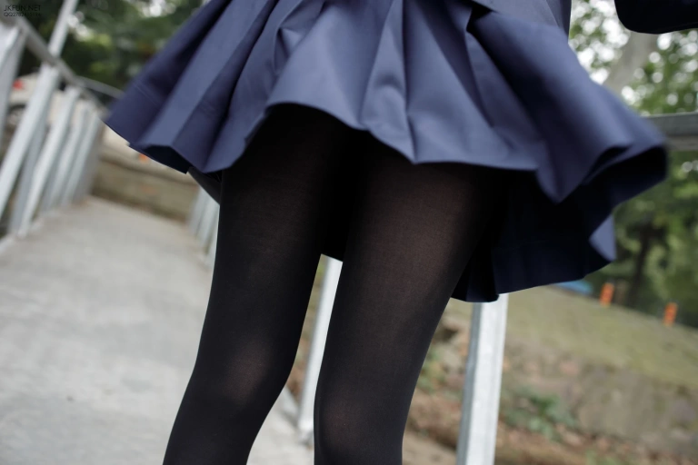 森萝财团《JKFUN-006 80D黑丝 户外水边 Aika》主题写真：140张全套美图，含1个视频
