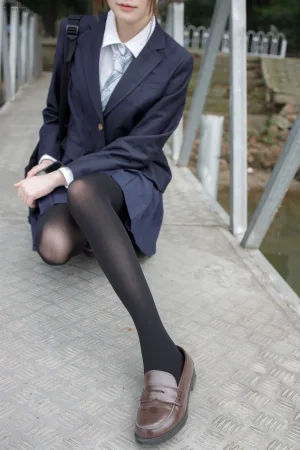 森萝财团《JKFUN-006 80D黑丝 户外水边 Aika》主题写真：140张全套美图，含1个视频