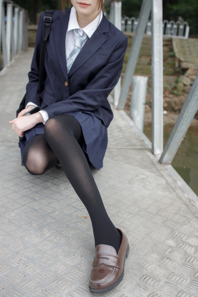 森萝财团《JKFUN-006 80D黑丝 户外水边 Aika》主题写真：140张全套美图，含1个视频