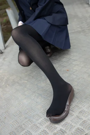 森萝财团《JKFUN-006 80D黑丝 户外水边 Aika》主题写真：140张全套美图，含1个视频