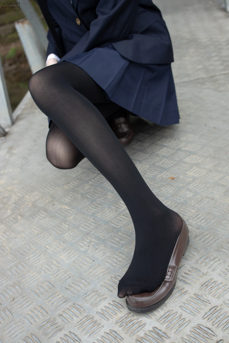 森萝财团《JKFUN-006 80D黑丝 户外水边 Aika》主题写真：140张全套美图，含1个视频