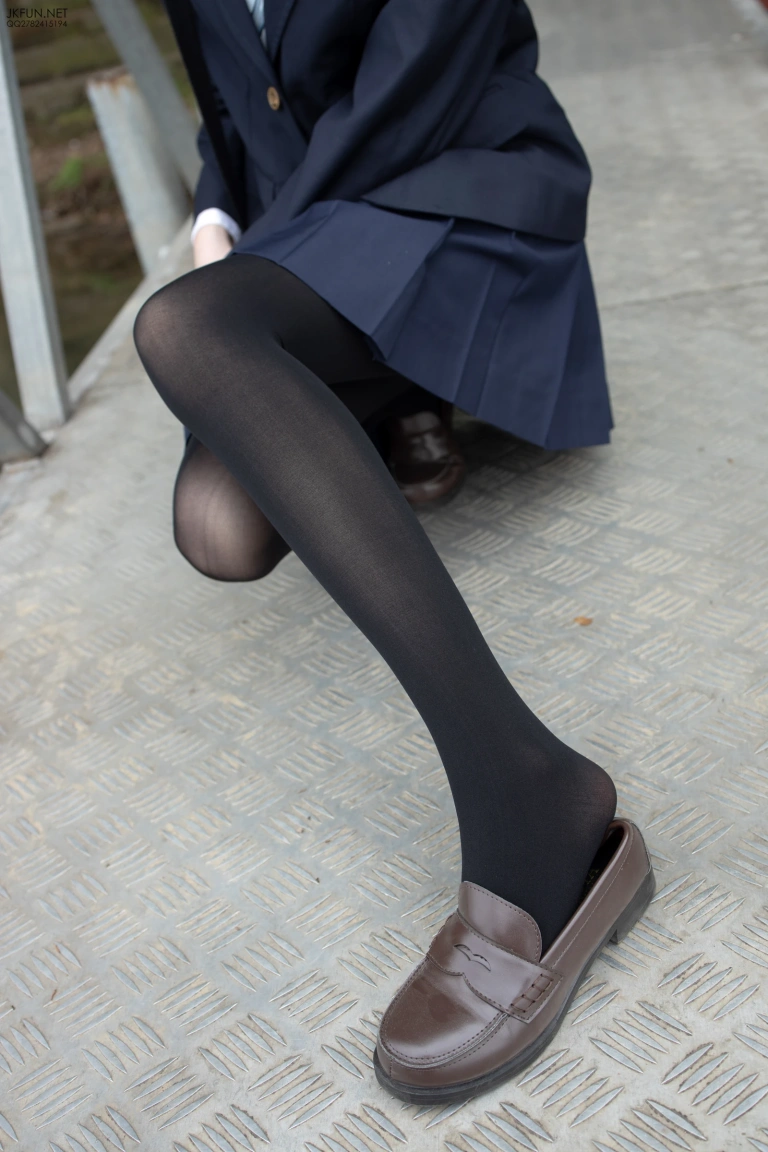 森萝财团《JKFUN-006 80D黑丝 户外水边 Aika》主题写真：140张全套美图，含1个视频