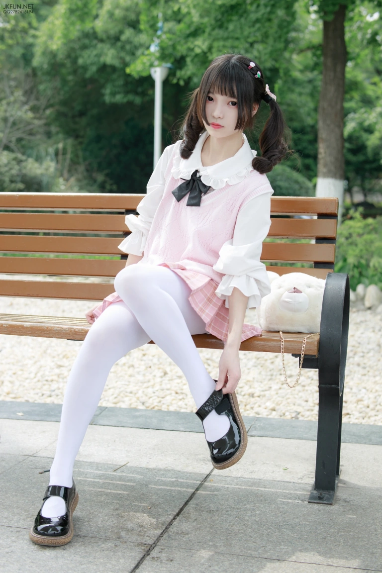 森萝财团《JKFUN-007 80D白丝 默陌》主题写真：126张全套美图，含1个视频
