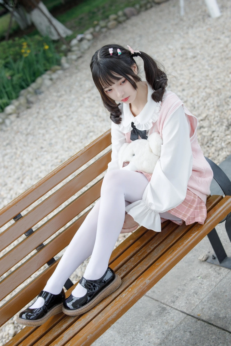 森萝财团《JKFUN-007 80D白丝 默陌》主题写真：126张全套美图，含1个视频