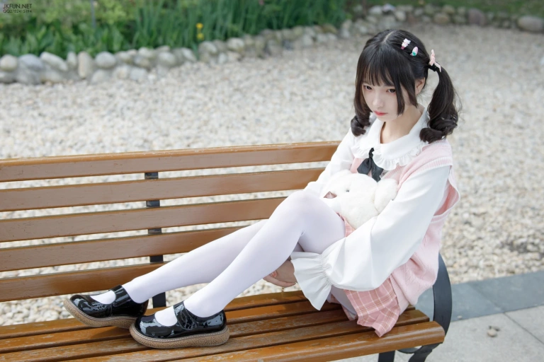 森萝财团《JKFUN-007 80D白丝 默陌》主题写真：126张全套美图，含1个视频