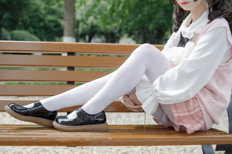 森萝财团《JKFUN-007 80D白丝 默陌》主题写真：126张全套美图，含1个视频
