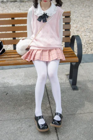 森萝财团《JKFUN-007 80D白丝 默陌》主题写真：126张全套美图，含1个视频