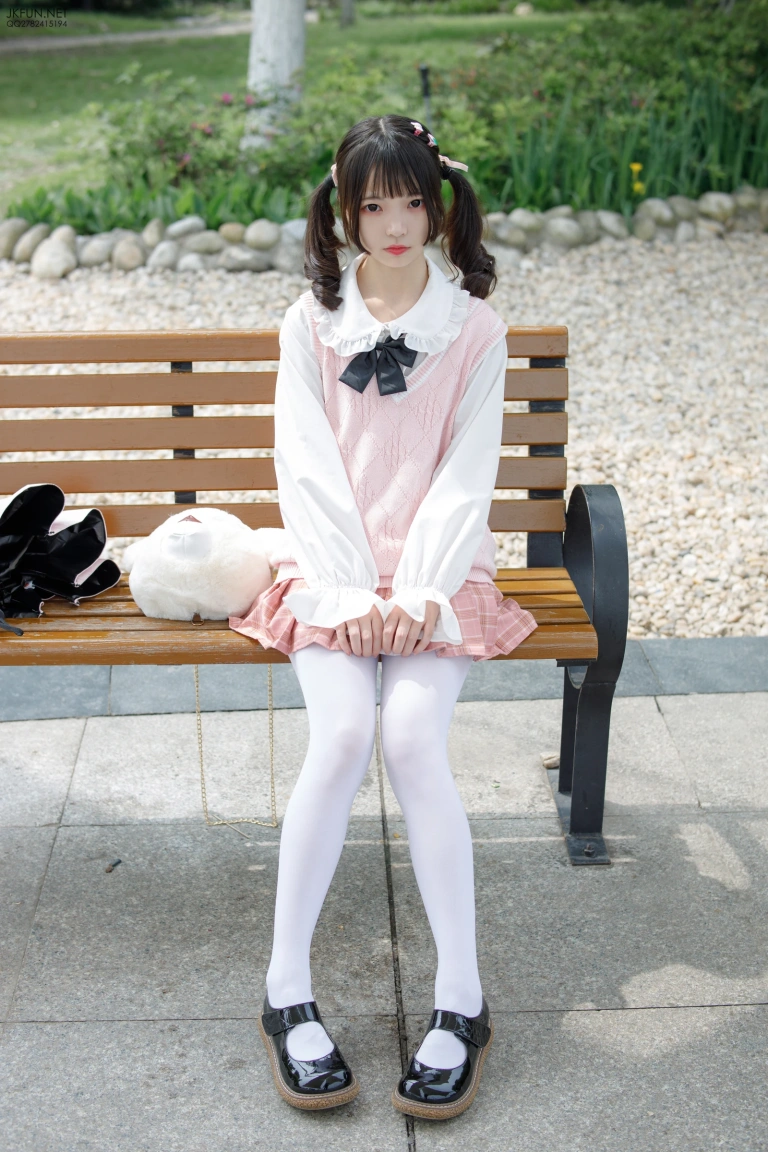 森萝财团《JKFUN-007 80D白丝 默陌》主题写真：126张全套美图，含1个视频