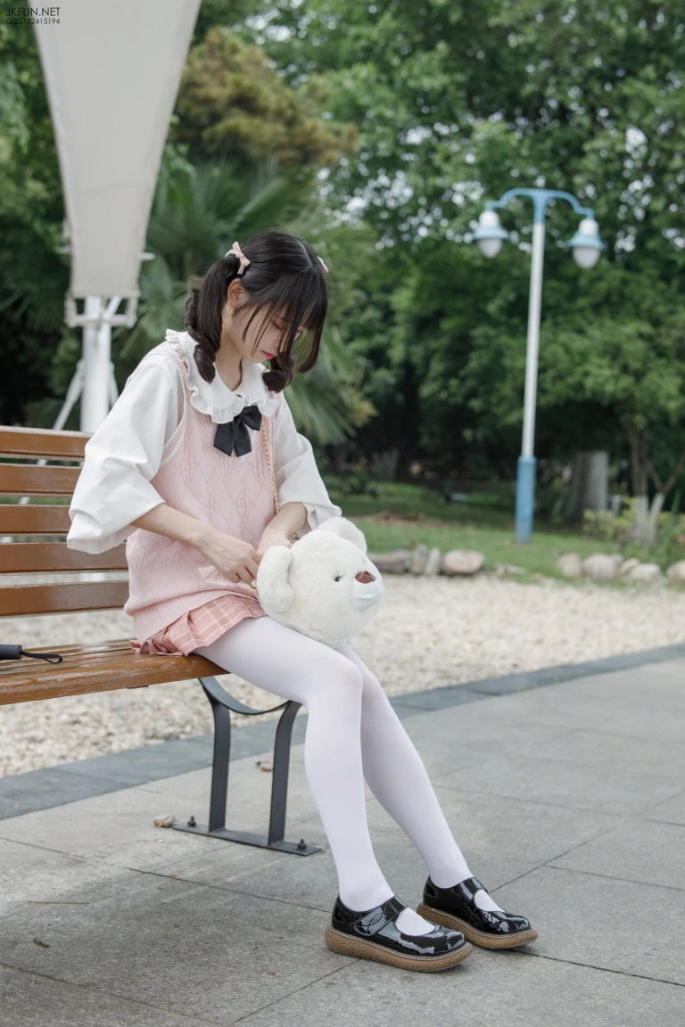 森萝财团《JKFUN-007 80D白丝 默陌》主题写真：126张全套美图，含1个视频