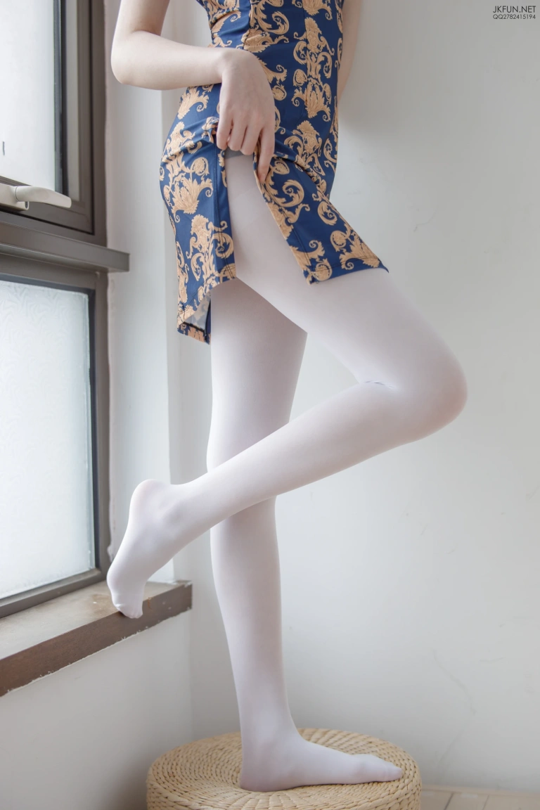 森萝财团《JKFUN-008 50D白丝 踩酱肉包 Aika》主题写真：130张全套美图，含1个视频