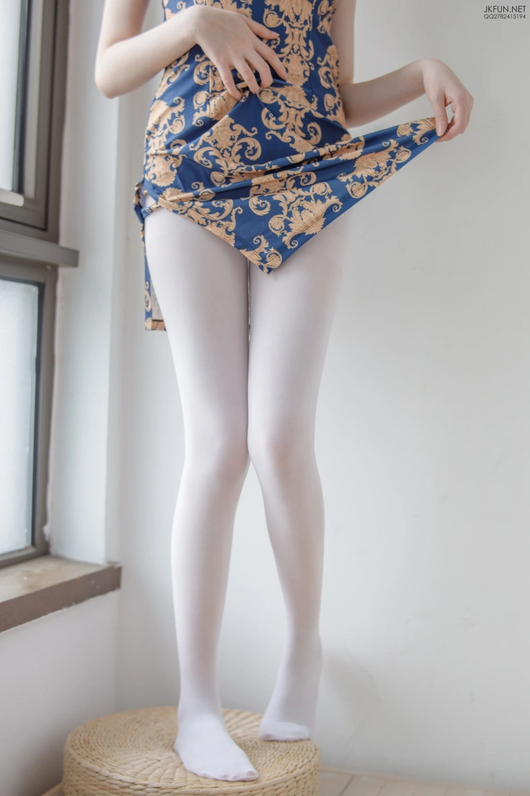 森萝财团《JKFUN-008 50D白丝 踩酱肉包 Aika》主题写真：130张全套美图，含1个视频