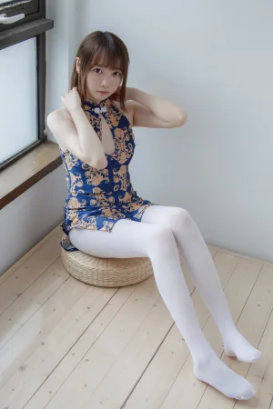 森萝财团《JKFUN-008 50D白丝 踩酱肉包 Aika》主题写真：130张全套美图，含1个视频
