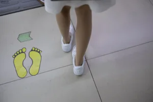 森萝财团《JKFUN-012 10D肉丝 运动鞋 桌下 小梓》主题写真：102张全套美图，含1个视频