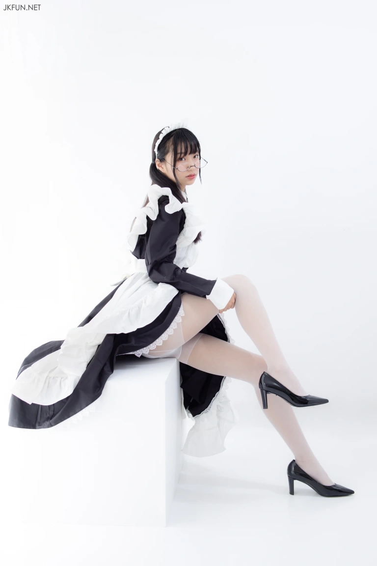 森萝财团《JKFUN-017 15D超薄白丝 小梓》主题写真：127张全套美图，含1个视频