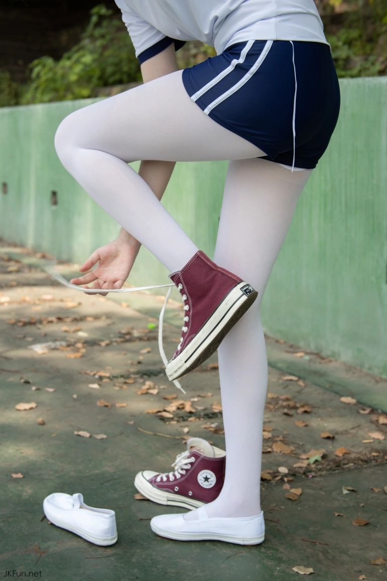 森萝财团《JKFUN-019 《外景体操服》 80D白丝 Aika》主题写真：139张全套美图，含1个视频